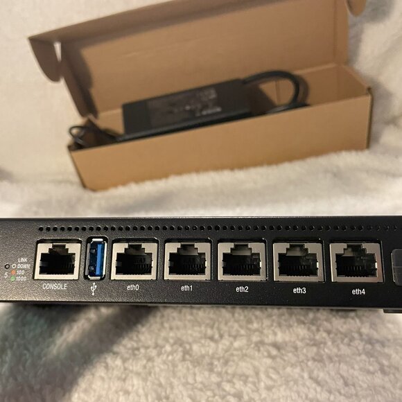 Netgear ProSafe 8 Port 10/100 Switch with Power over Ethernet FS108P - Picture 6 of 7
